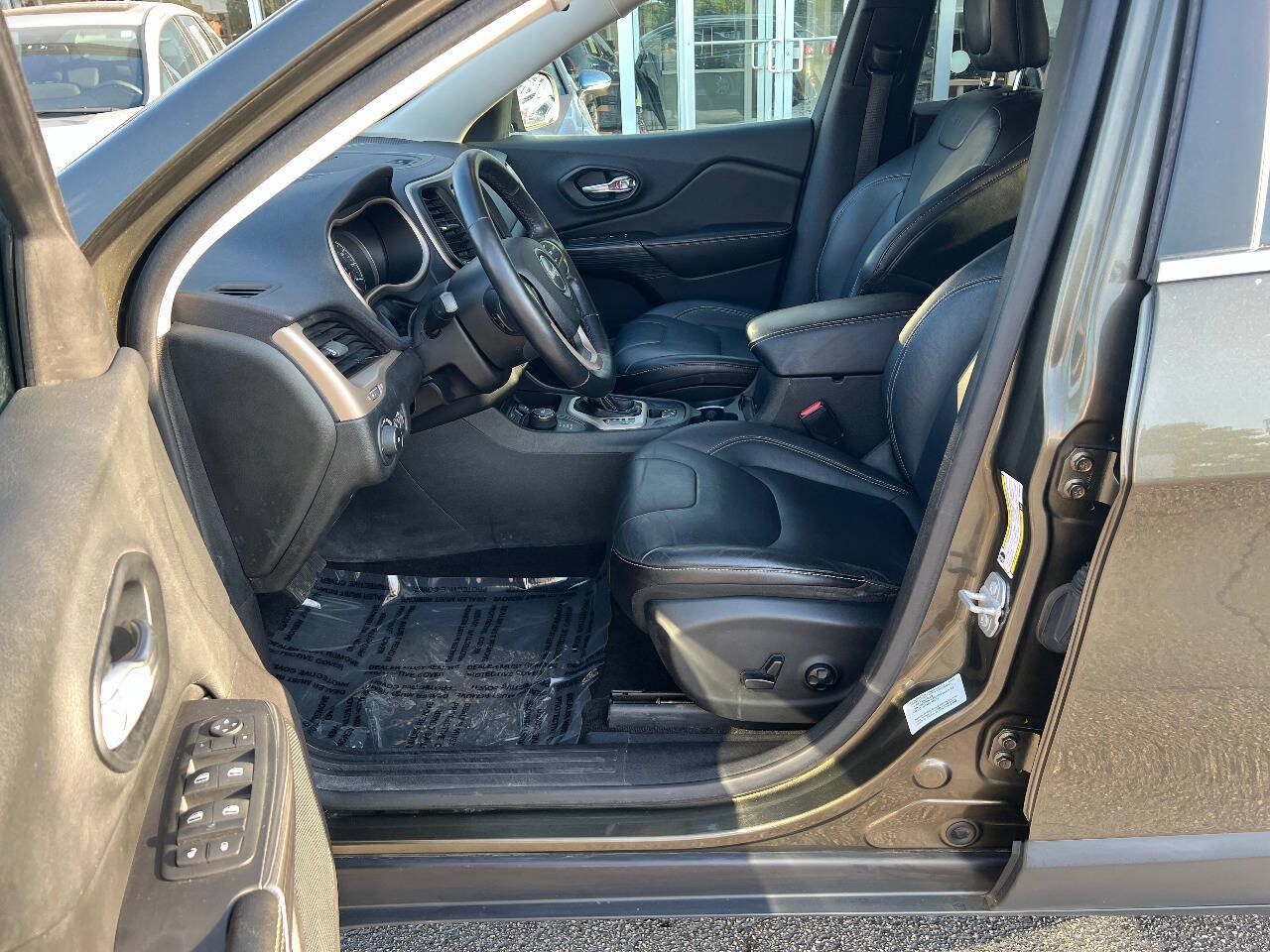 Used 2015 Jeep Cherokee Limited AWD/4WD image 18