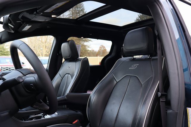 Used 2025 Chrysler Pacifica Limited image 4