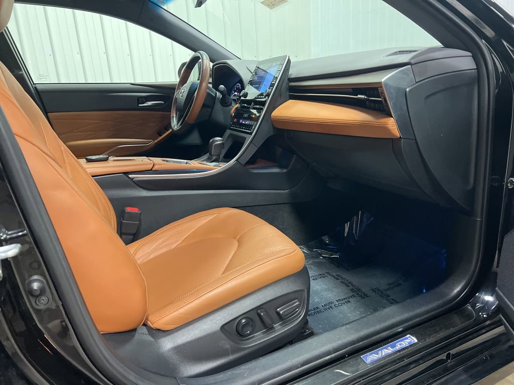 Used 2021 Toyota Avalon Limited image 7