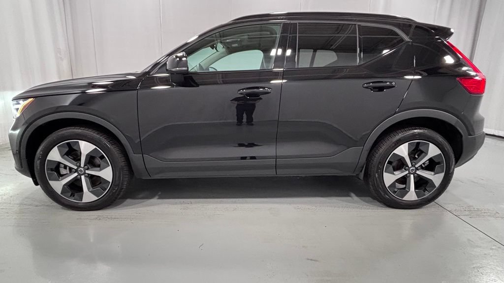 Certified 2025 Volvo XC40 B5 Plus AWD/4WD image 9