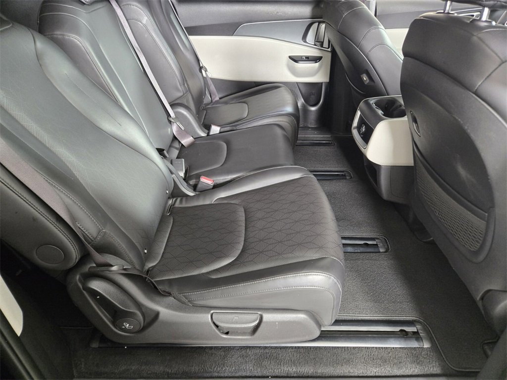 Used 2024 Kia Carnival LX image 19