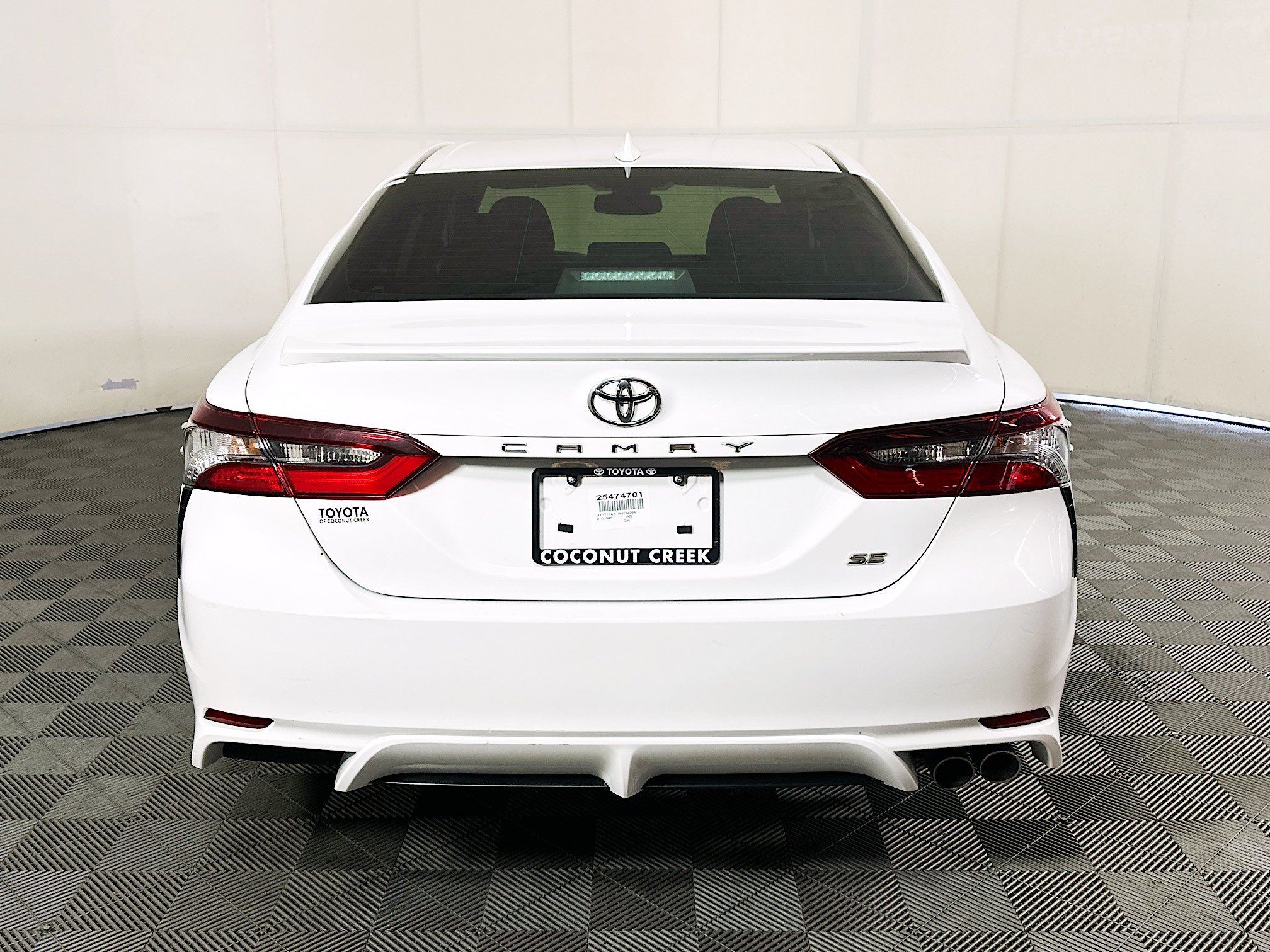 Used 2022 Toyota Camry SE w/ Convenience Package FWD image 4
