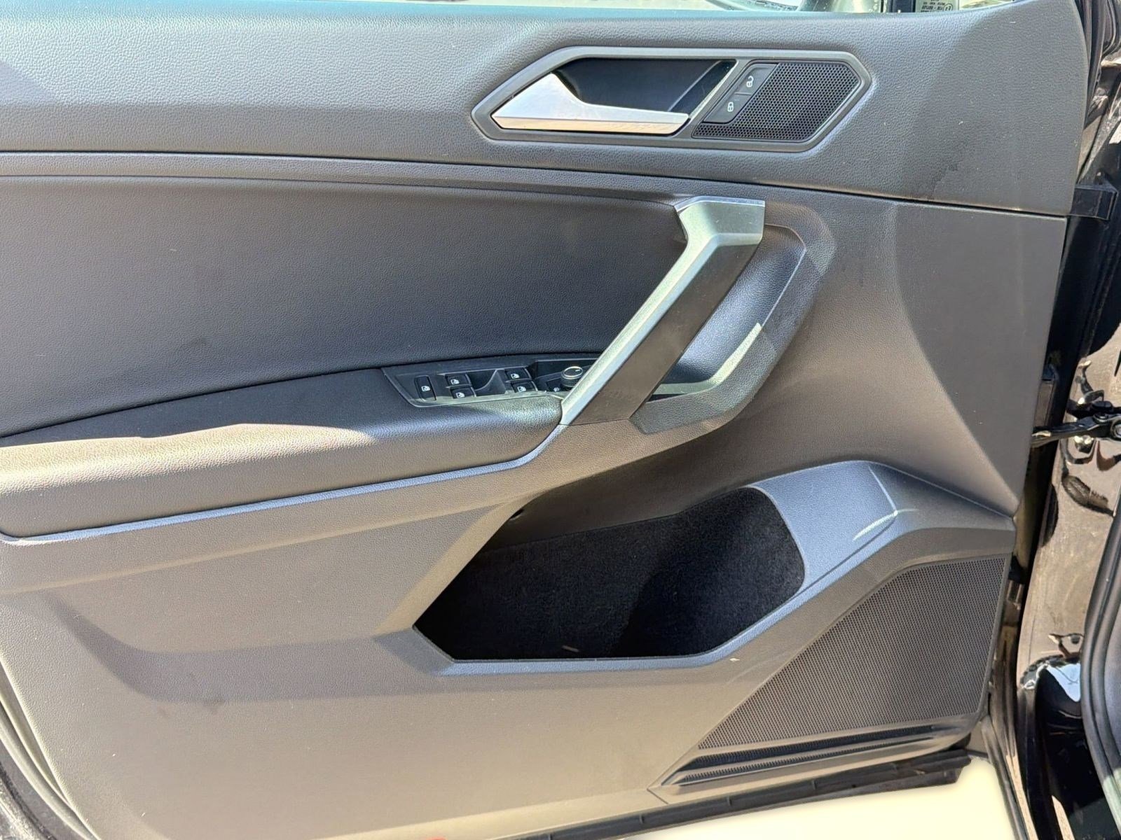 Used 2021 Volkswagen Tiguan SE w/ Panoramic Sunroof Package FWD image 13