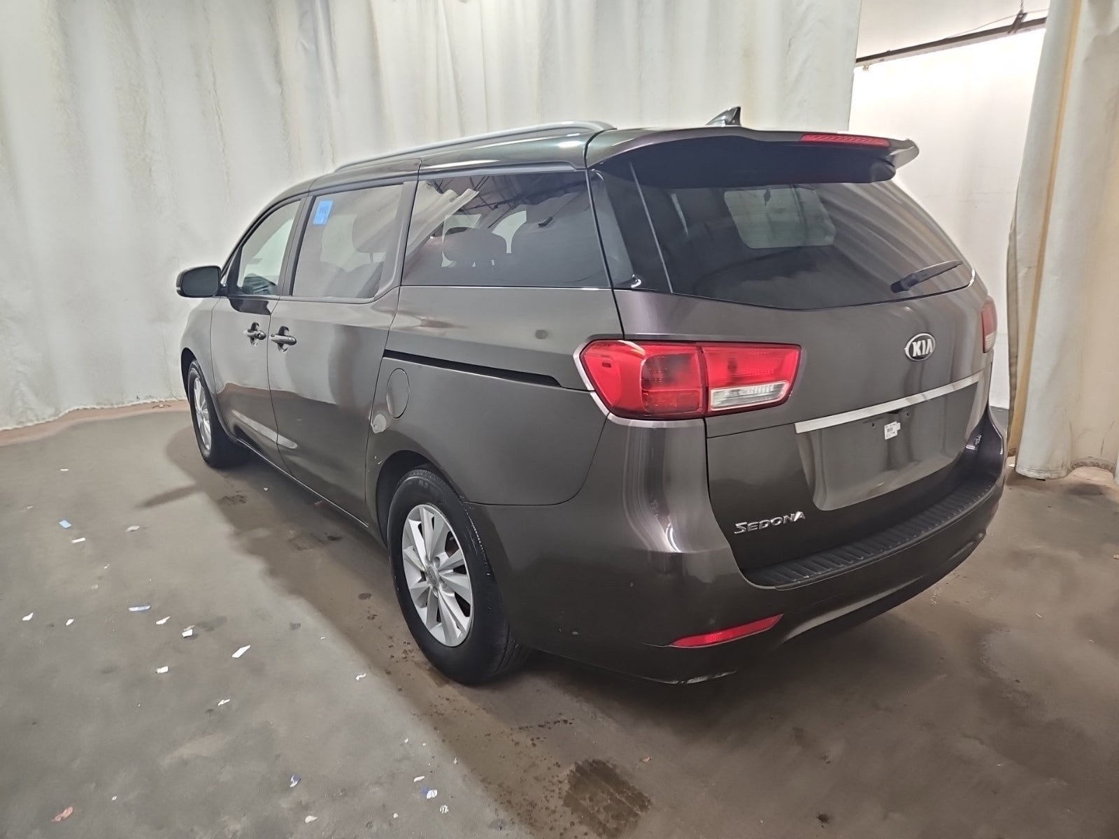 Used 2016 Kia Sedona LX image 3