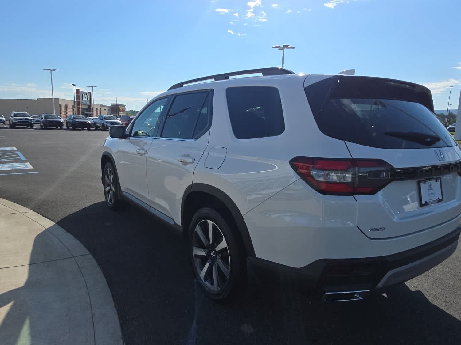 Certified 2023 Honda Pilot Touring image 6
