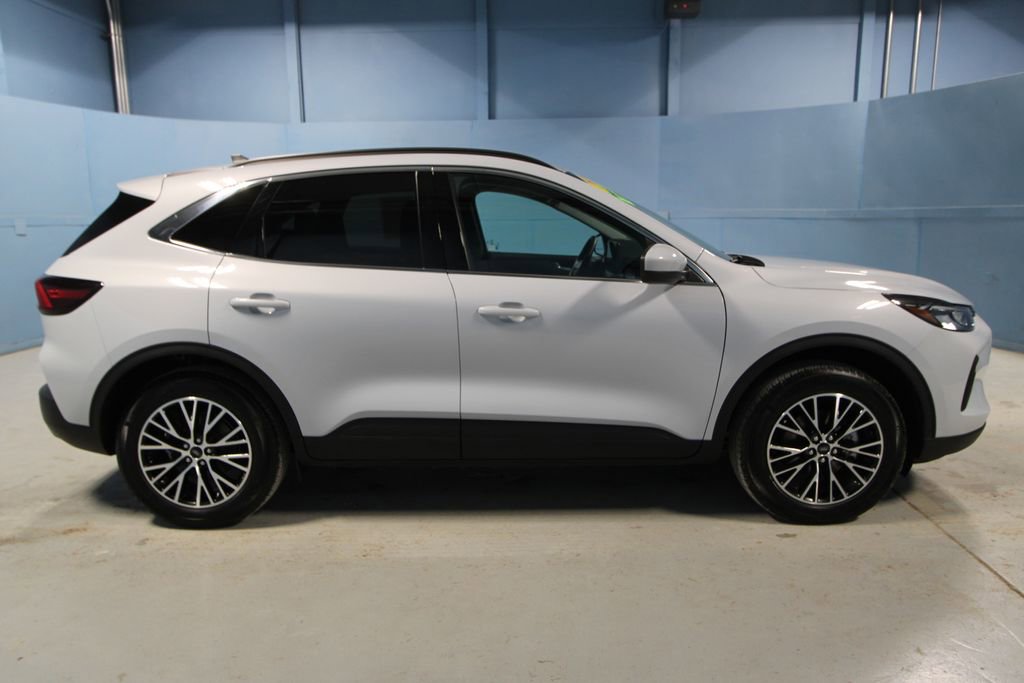 Used 2025 Ford Escape SE image 30