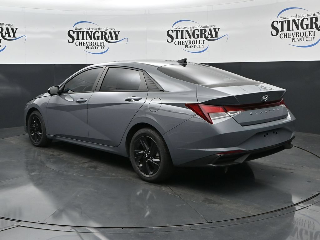 Used 2023 Hyundai Elantra SEL w/ Preferred Accessory Package FWD image 5