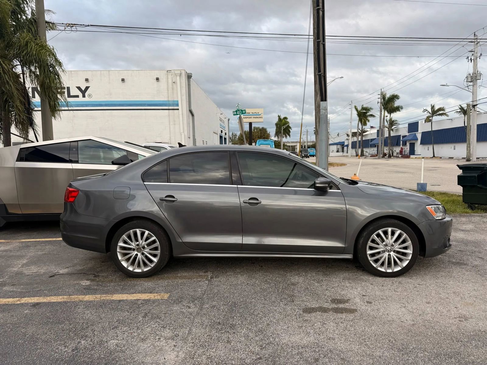 Used 2011 Volkswagen Jetta SEL image 2