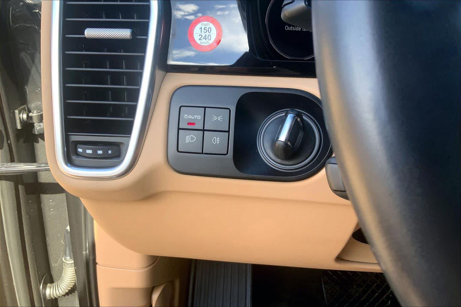 Used 2022 Porsche Cayenne AWD/4WD image 36