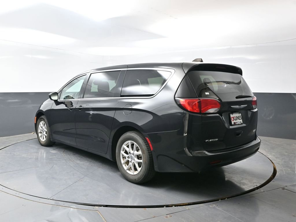 Used 2023 Chrysler Voyager LX FWD image 12