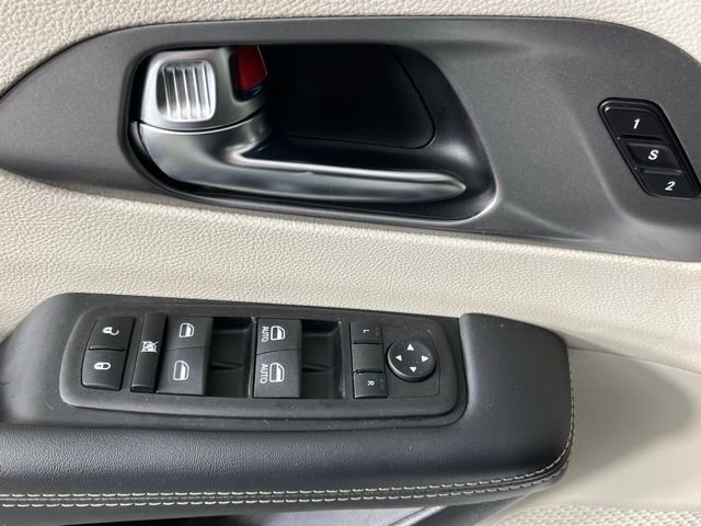 Used 2023 Chrysler Pacifica Touring-L image 20