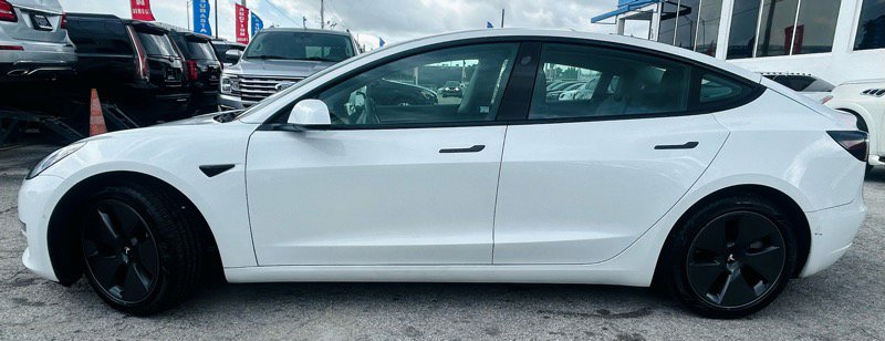 Used 2022 Tesla Model 3 Standard Range image 2