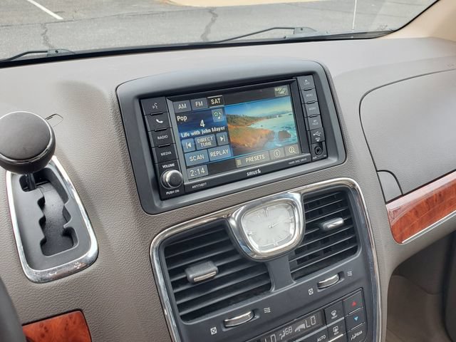 Used 2015 Chrysler Town & Country Limited Platinum FWD image 30