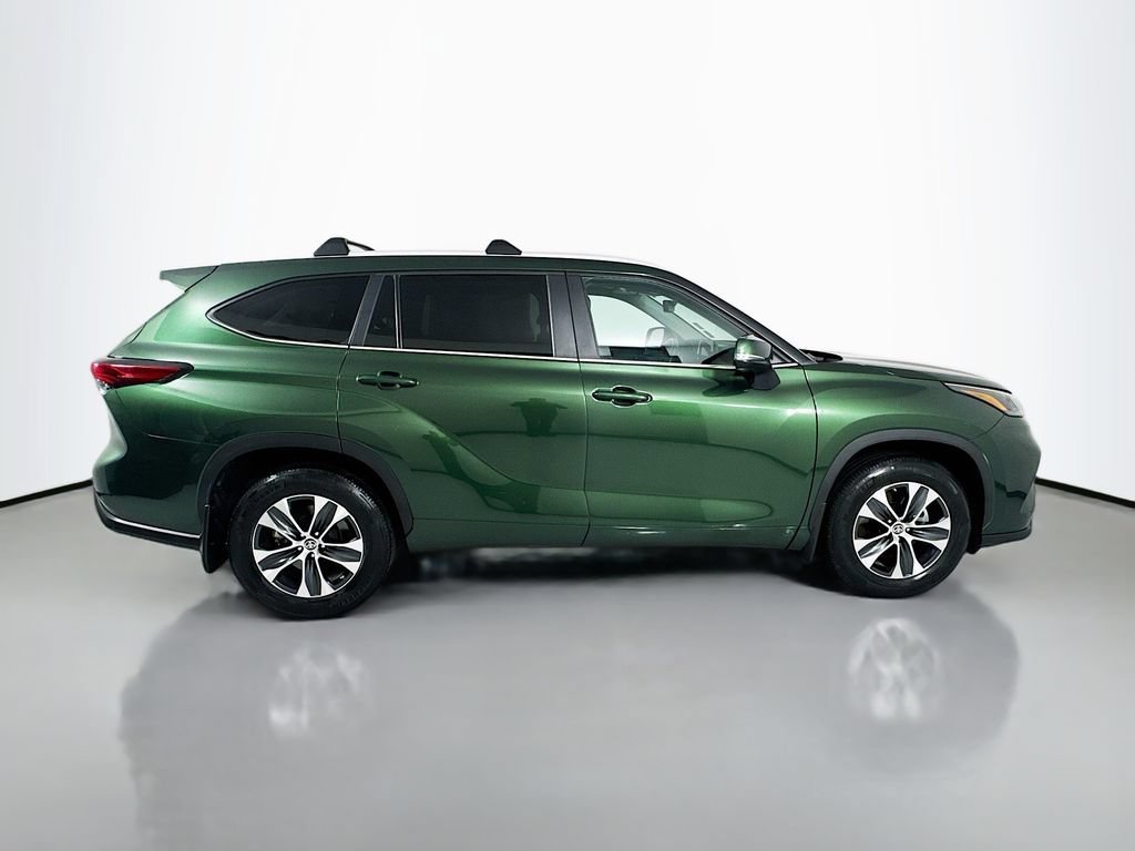 Used 2023 Toyota Highlander XLE AWD/4WD image 8