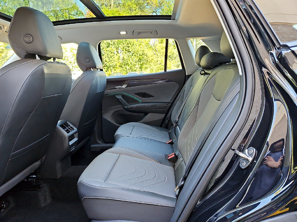 Certified 2025 Volkswagen Tiguan SE w/ Panoramic Sunroof Package AWD/4WD image 12