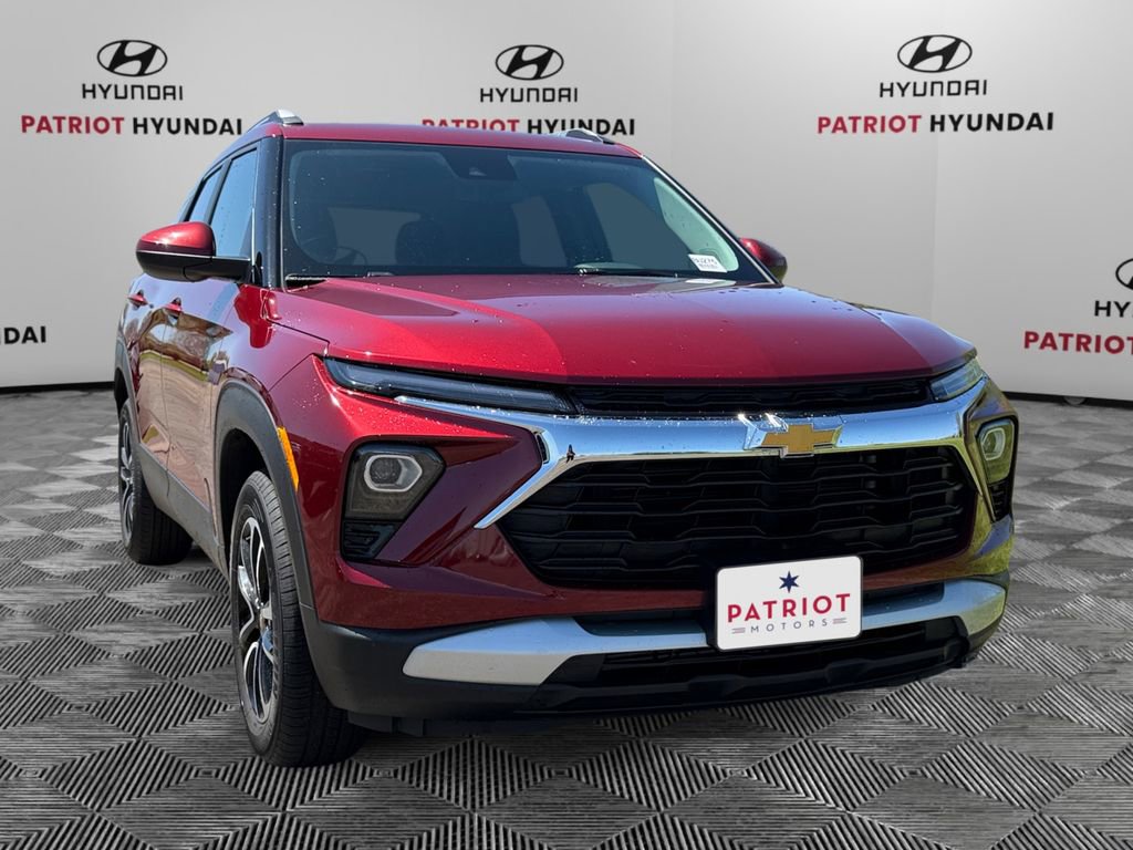 Used 2025 Chevrolet TrailBlazer LT AWD/4WD image 1