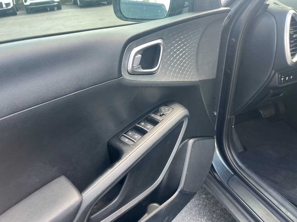 Used 2025 Kia Soul LX w/ LX Technology Package FWD image 11