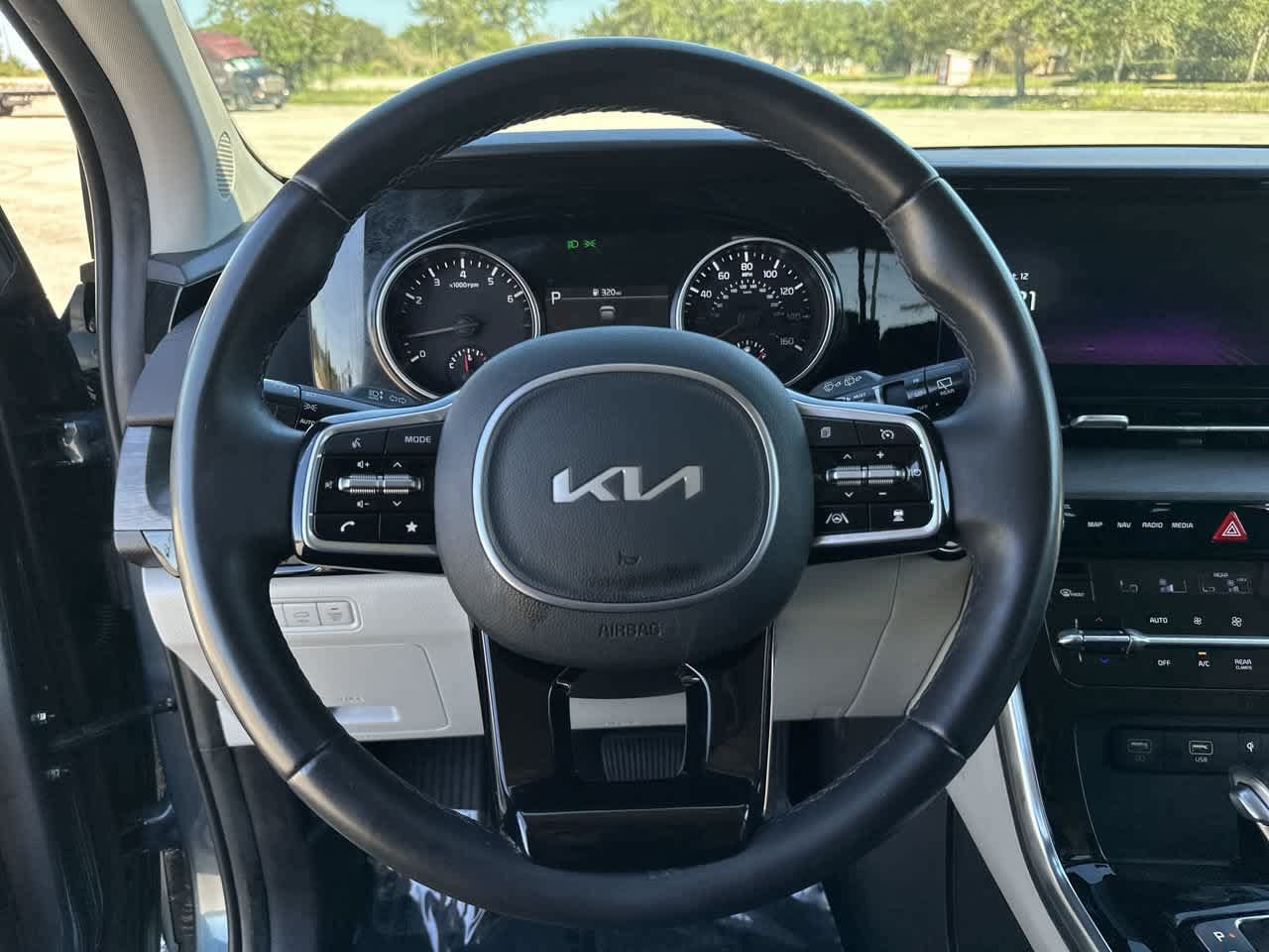 Used 2024 Kia Carnival EX FWD image 23