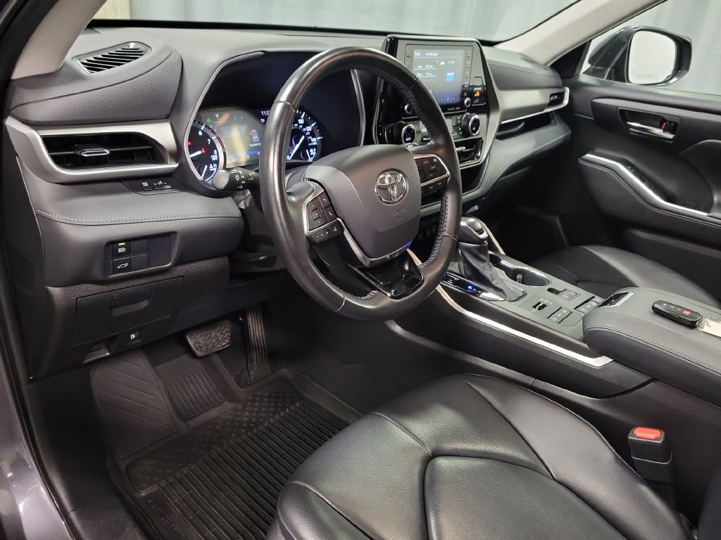 Used 2021 Toyota Highlander XLE AWD/4WD image 17