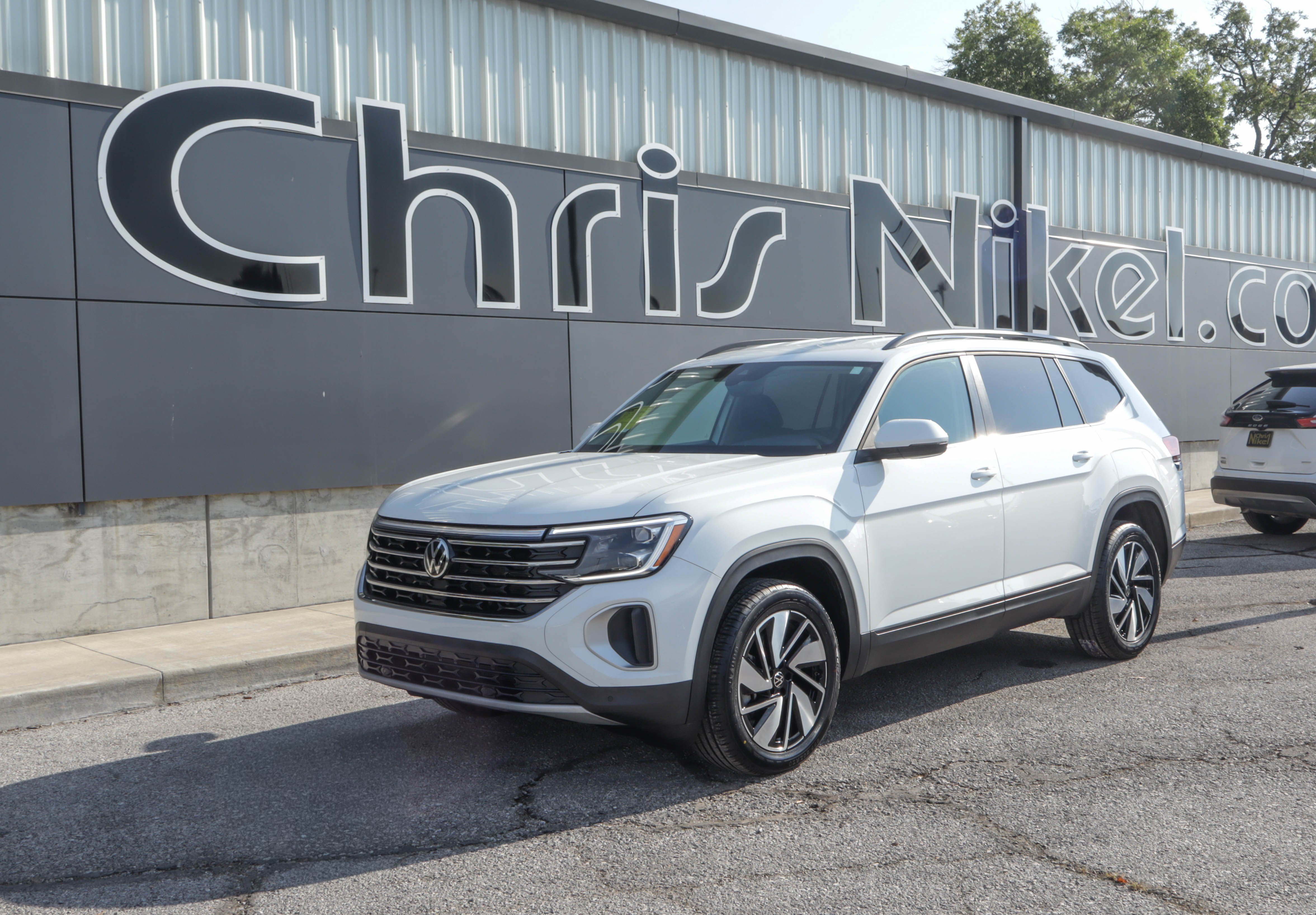Used 2025 Volkswagen Atlas SE FWD image 1