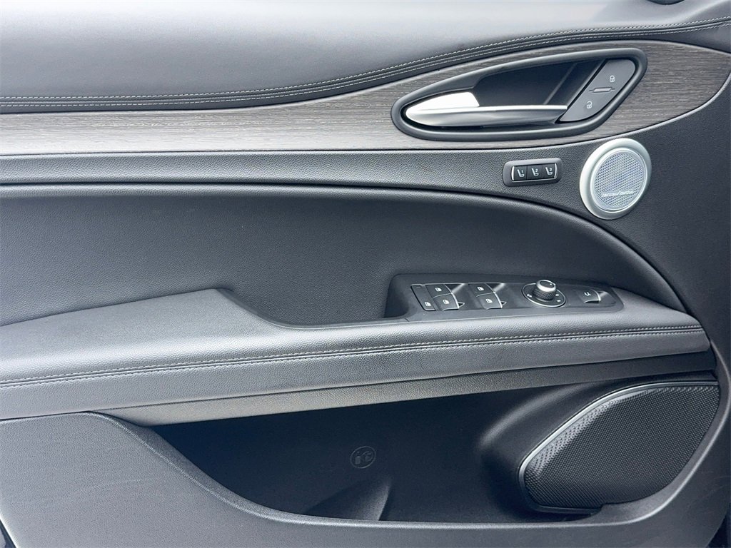 Used 2023 Alfa Romeo Stelvio Ti image 38