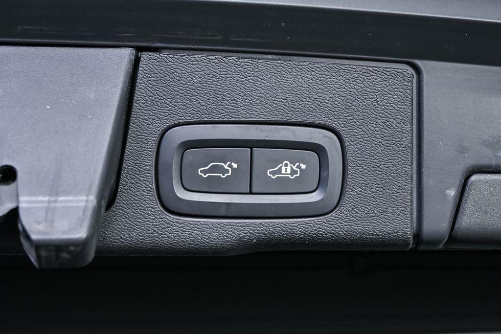 Certified 2023 Volvo XC60 B5 Ultimate w/ Climate Package FWD image 33