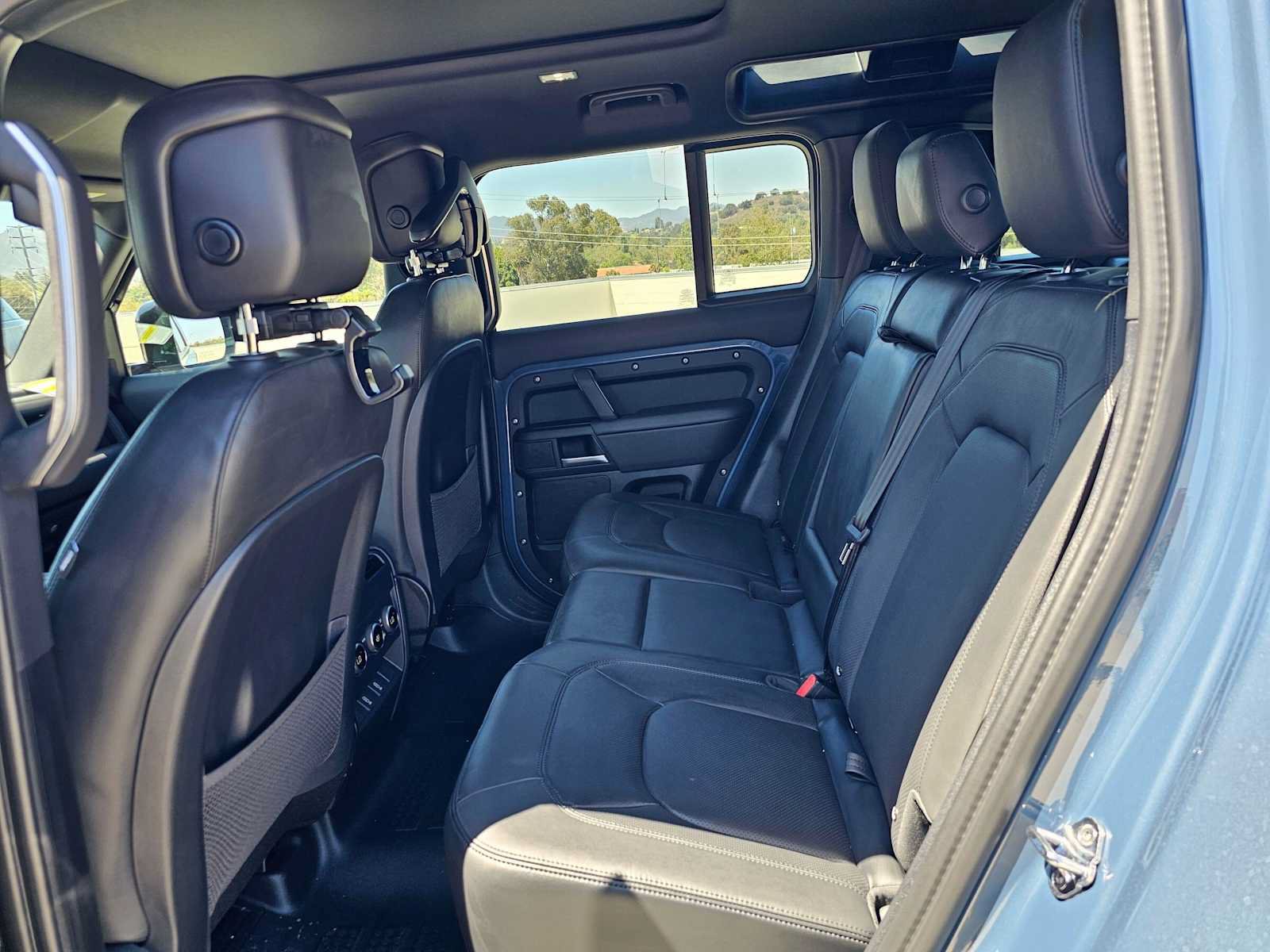 New 2026 Land Rover Defender 110 X-Dynamic SE AWD/4WD image 16