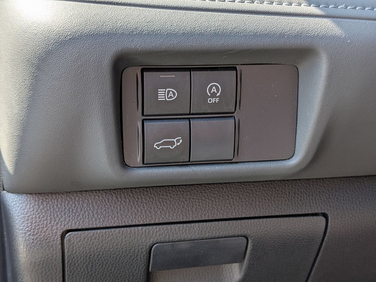 Used 2024 Toyota Highlander LE FWD image 17