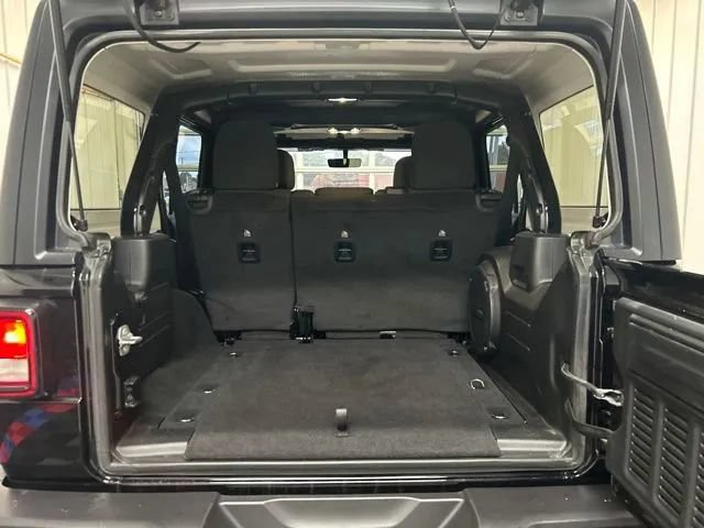 Used 2023 Jeep Wrangler Unlimited Sahara AWD/4WD image 15