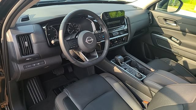 Used 2025 Nissan Pathfinder SL AWD/4WD image 12