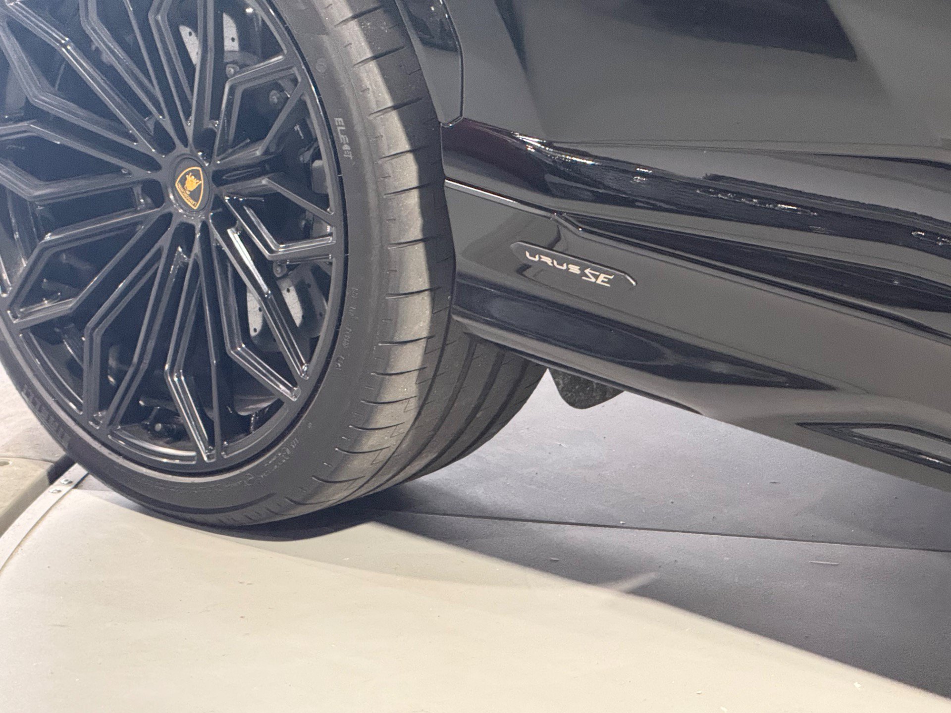 Used 2025 Lamborghini Urus SE AWD/4WD image 10