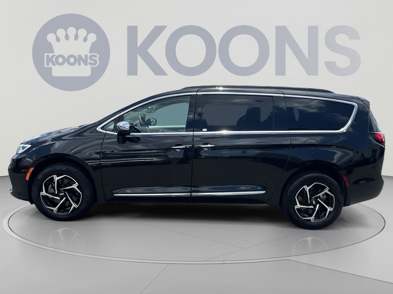 Used 2023 Chrysler Pacifica Limited w/ Uconnect Theater Family Group AWD/4WD image 13