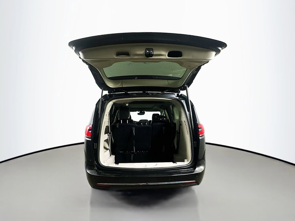 Used 2023 Chrysler Pacifica Limited image 39