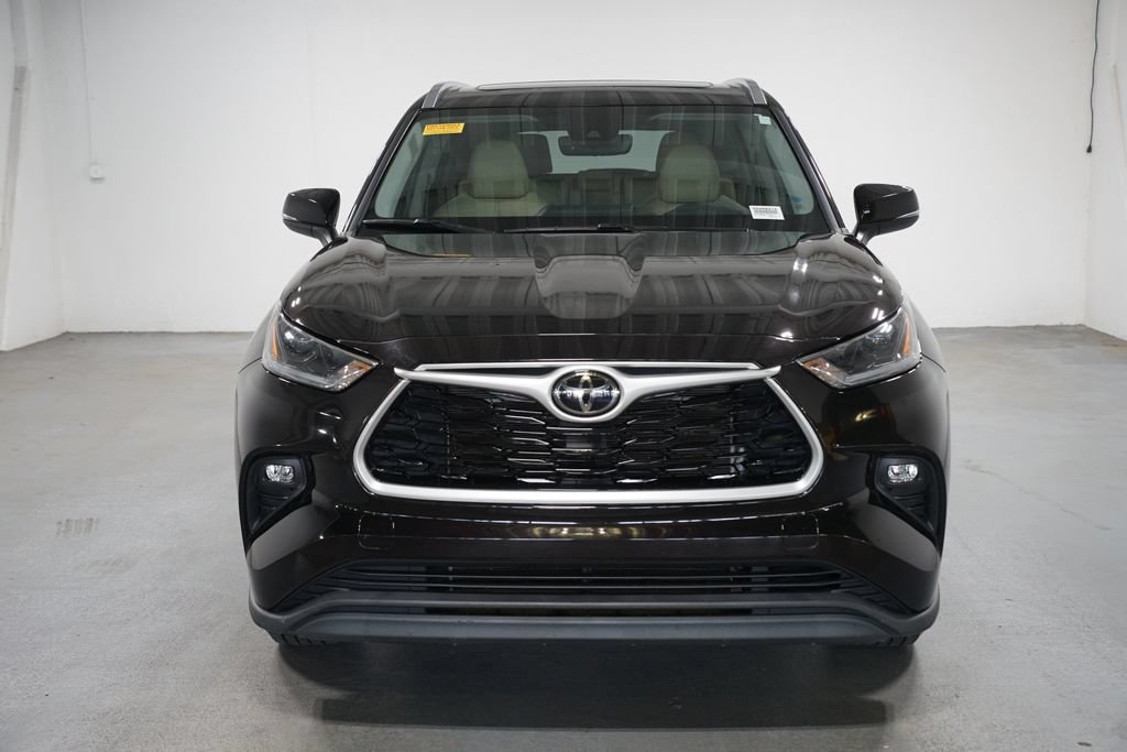 Certified 2021 Toyota Highlander XLE FWD image 2
