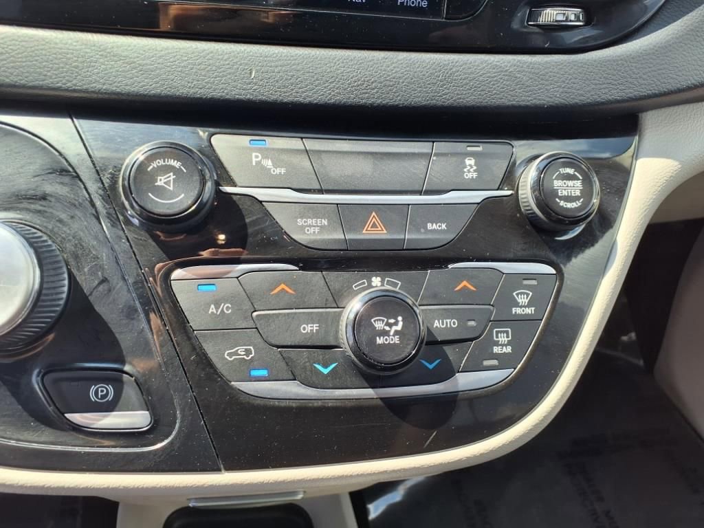 Used 2017 Chrysler Pacifica Touring-L image 17