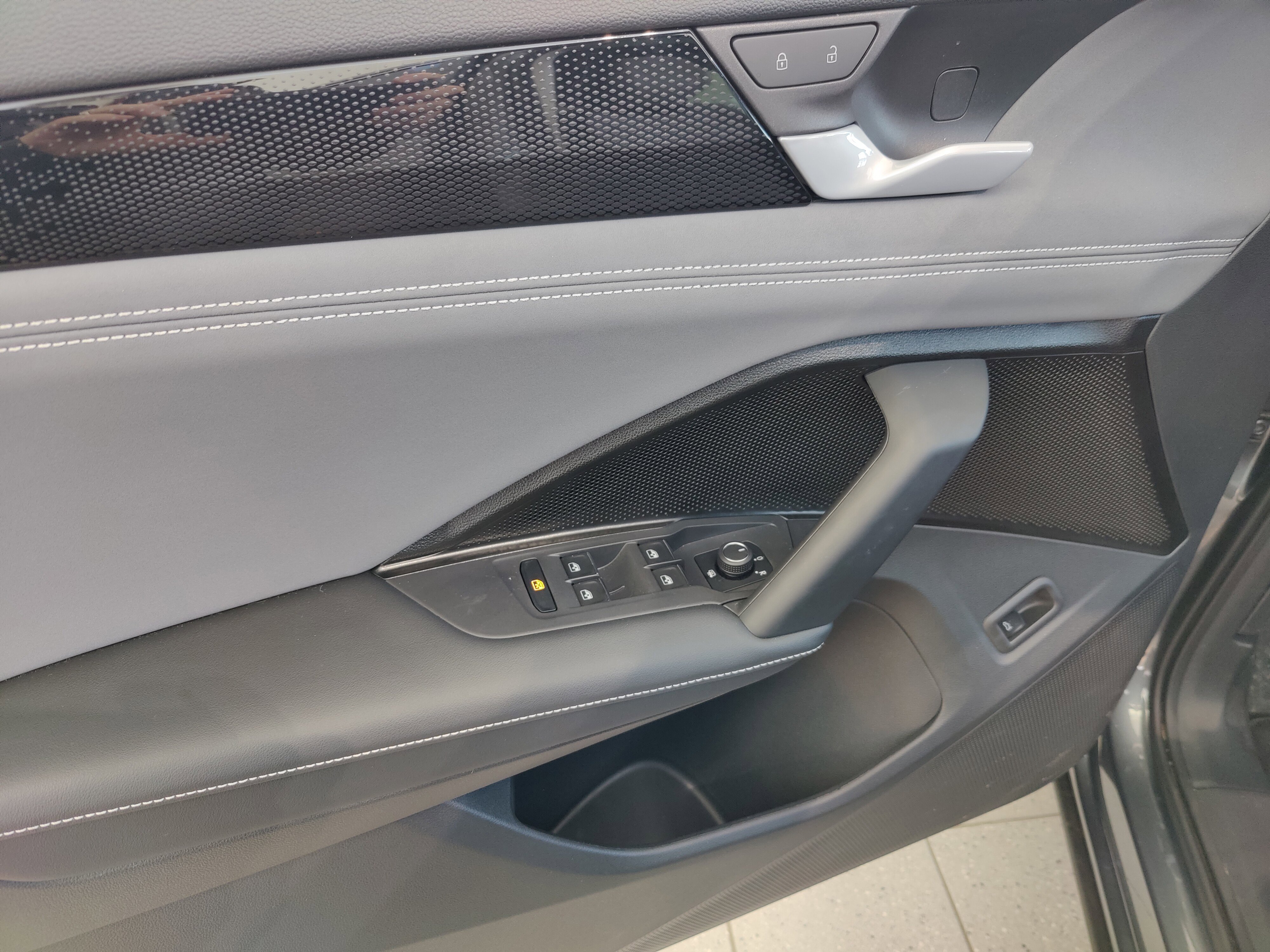 Used 2025 Volkswagen Tiguan SE image 25