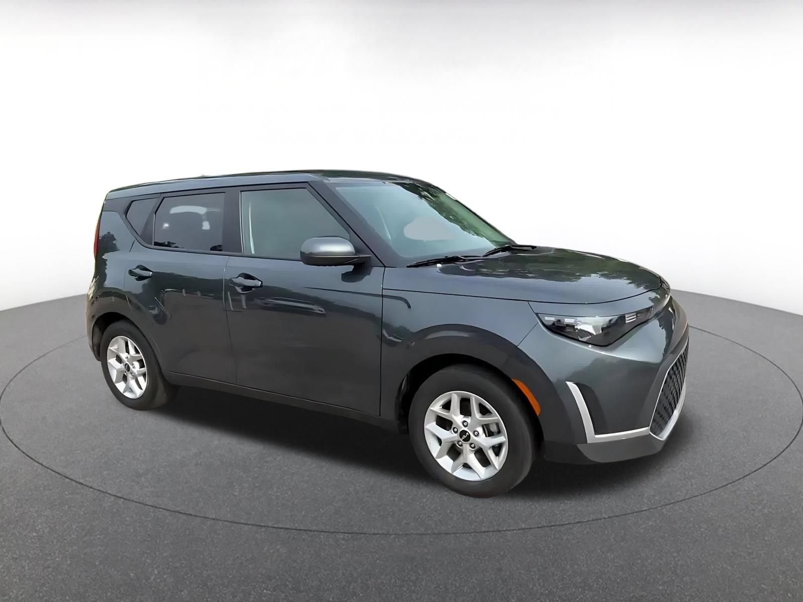Used 2025 Kia Soul LX w/ LX Technology Package FWD image 2