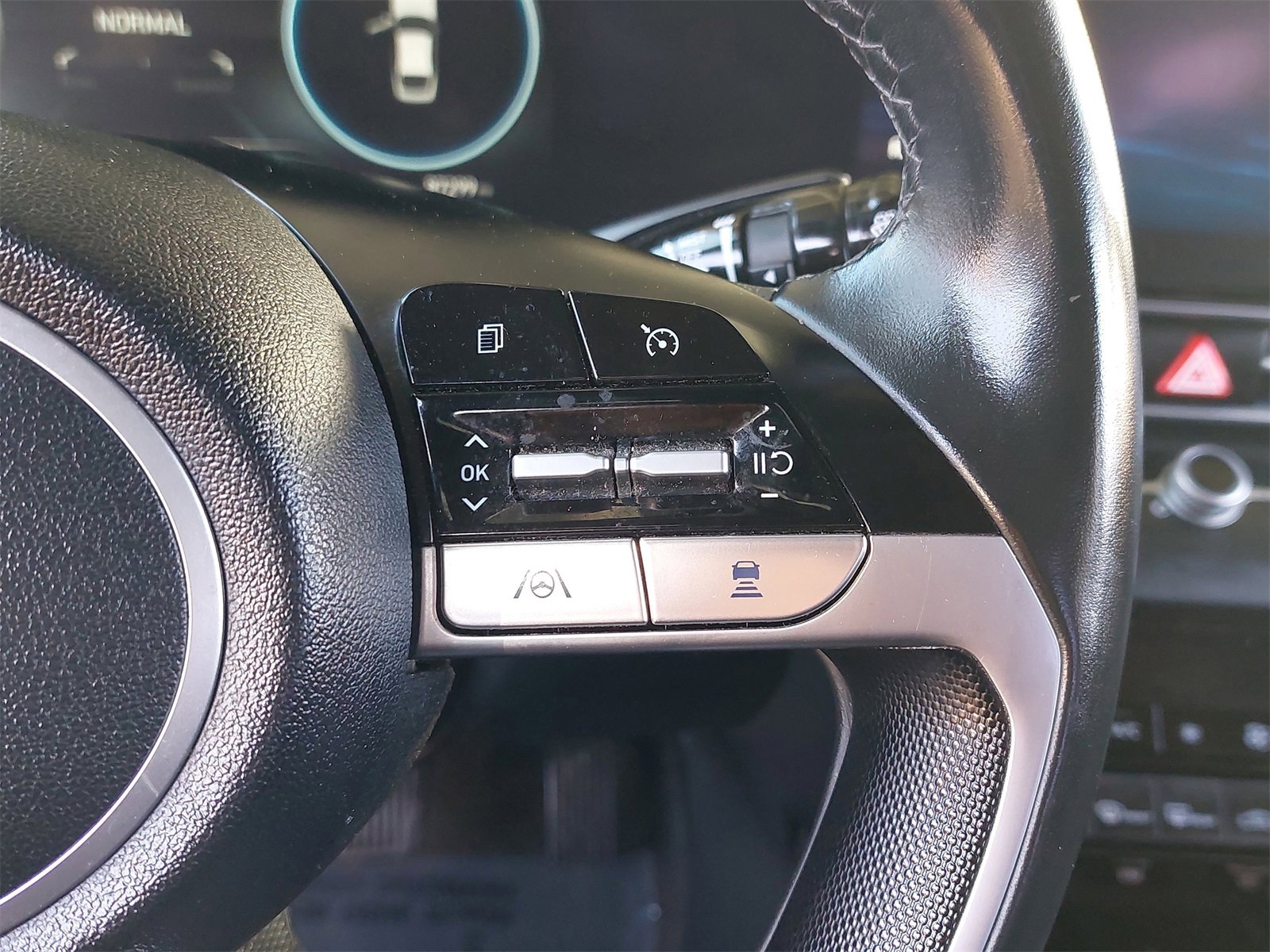 Used 2022 Hyundai Elantra Limited w/ Preferred Accessory Package image 17