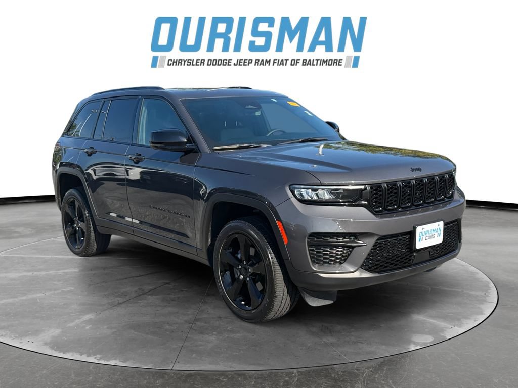 Used 2025 Jeep Grand Cherokee Altitude w/ Trailer Tow Package AWD/4WD image 1