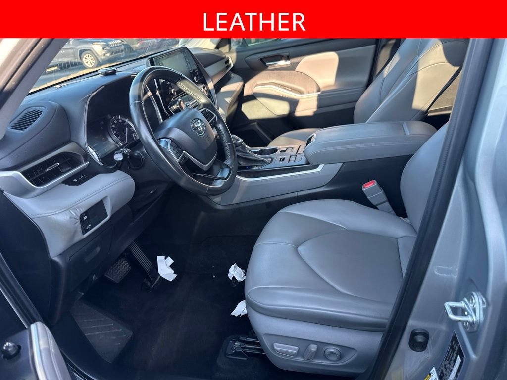 Used 2022 Toyota Highlander XLE AWD/4WD image 5