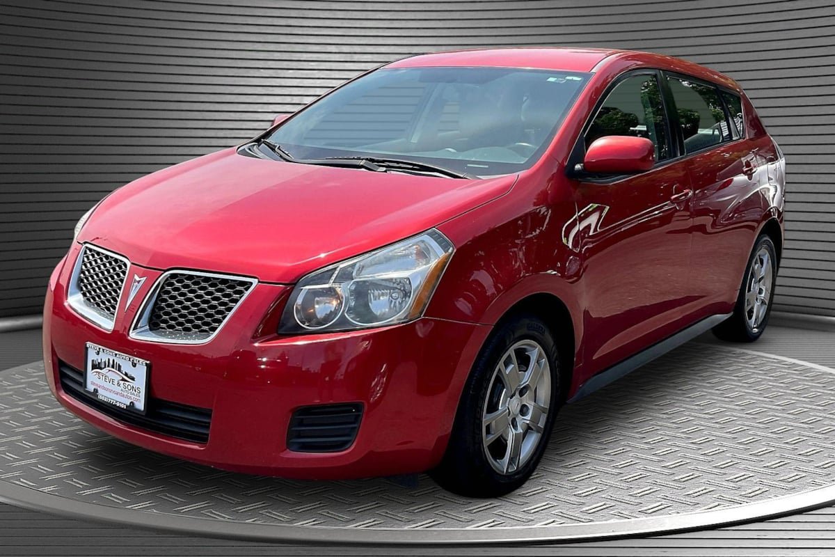Used 2010 Pontiac Vibe w/ Preferred Package FWD image 3
