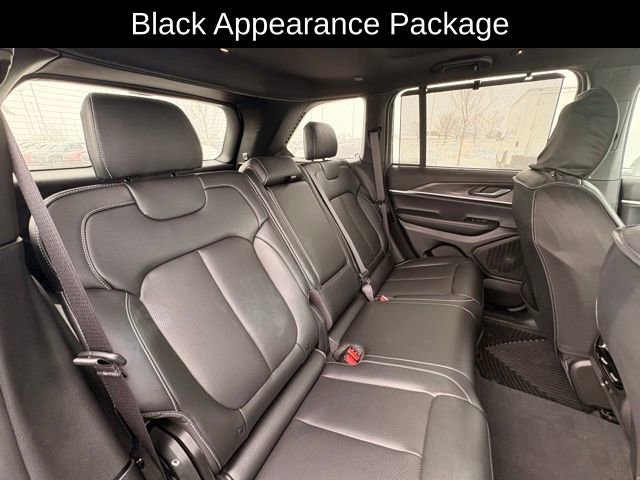 Used 2025 Jeep Grand Cherokee Limited w/ Luxury Tech Group II image 17