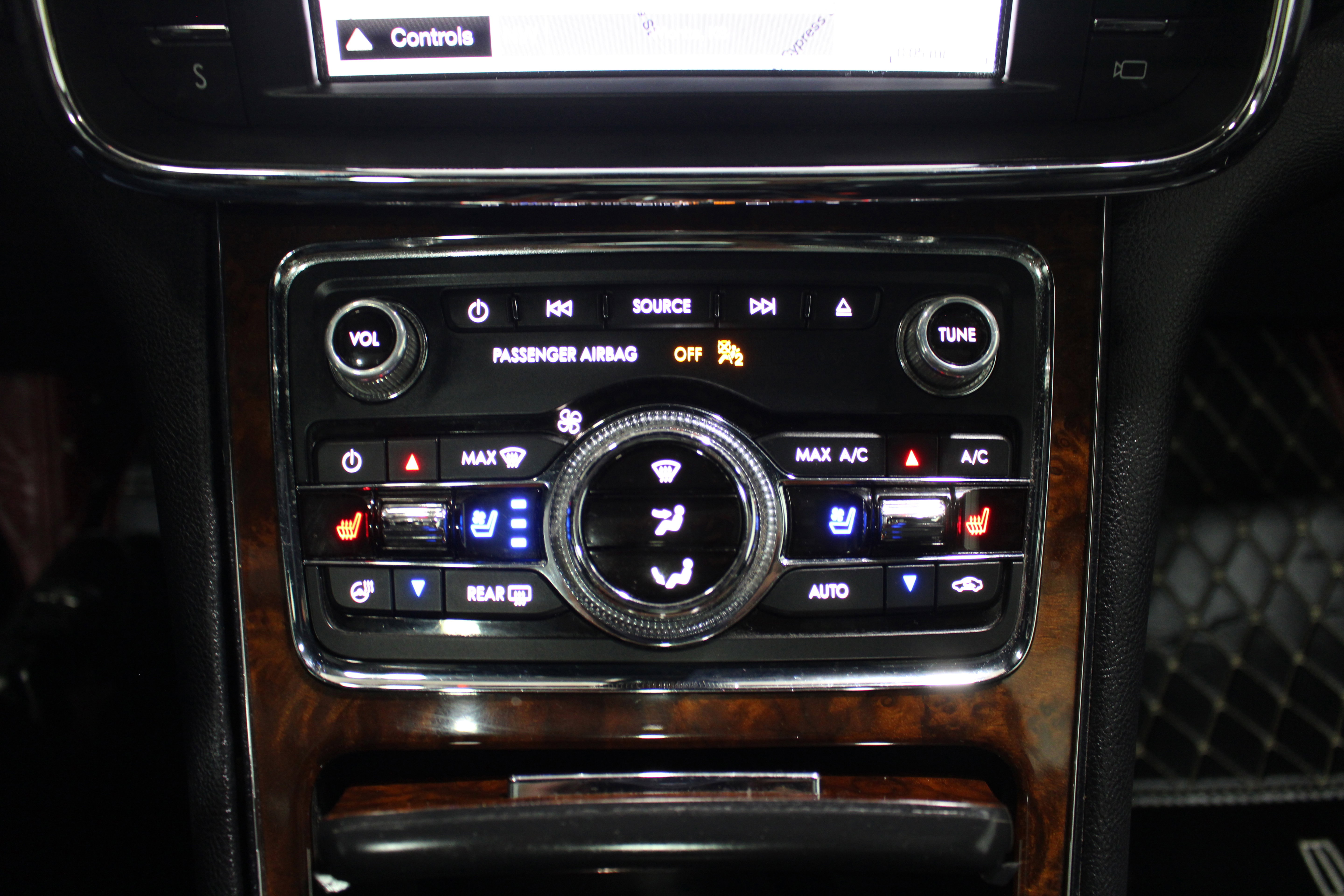 Used 2019 Lincoln Continental Reserve w/ Rear Seat Package FWD image 16