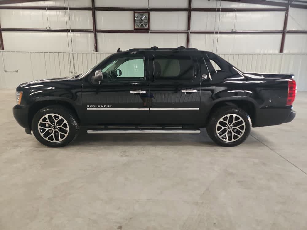 Used 2013 Chevrolet Avalanche LTZ image 2