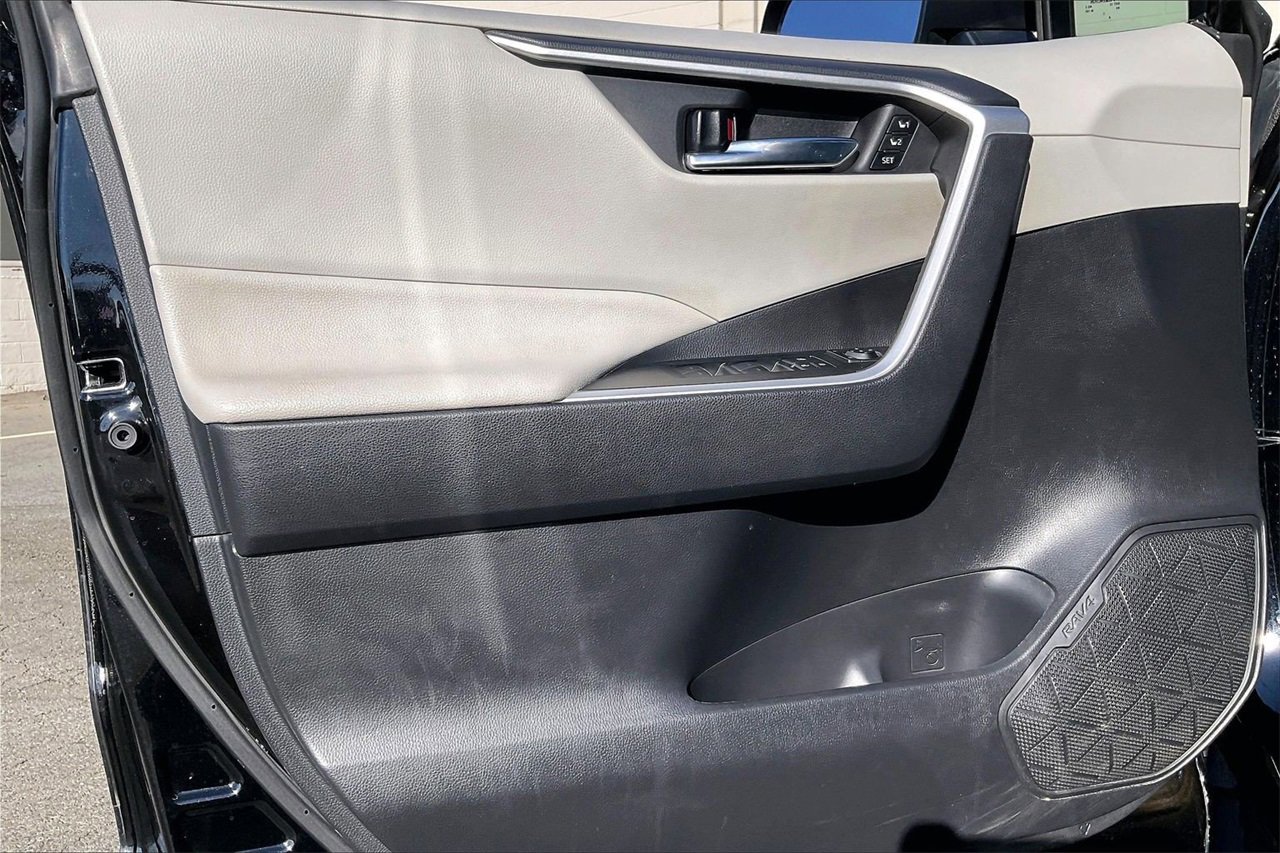 Used 2022 Toyota RAV4 XLE Premium image 26