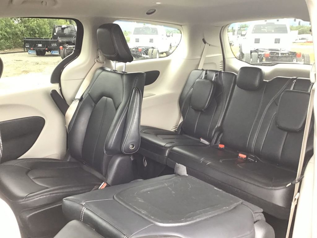 Used 2024 Chrysler Pacifica Select image 17