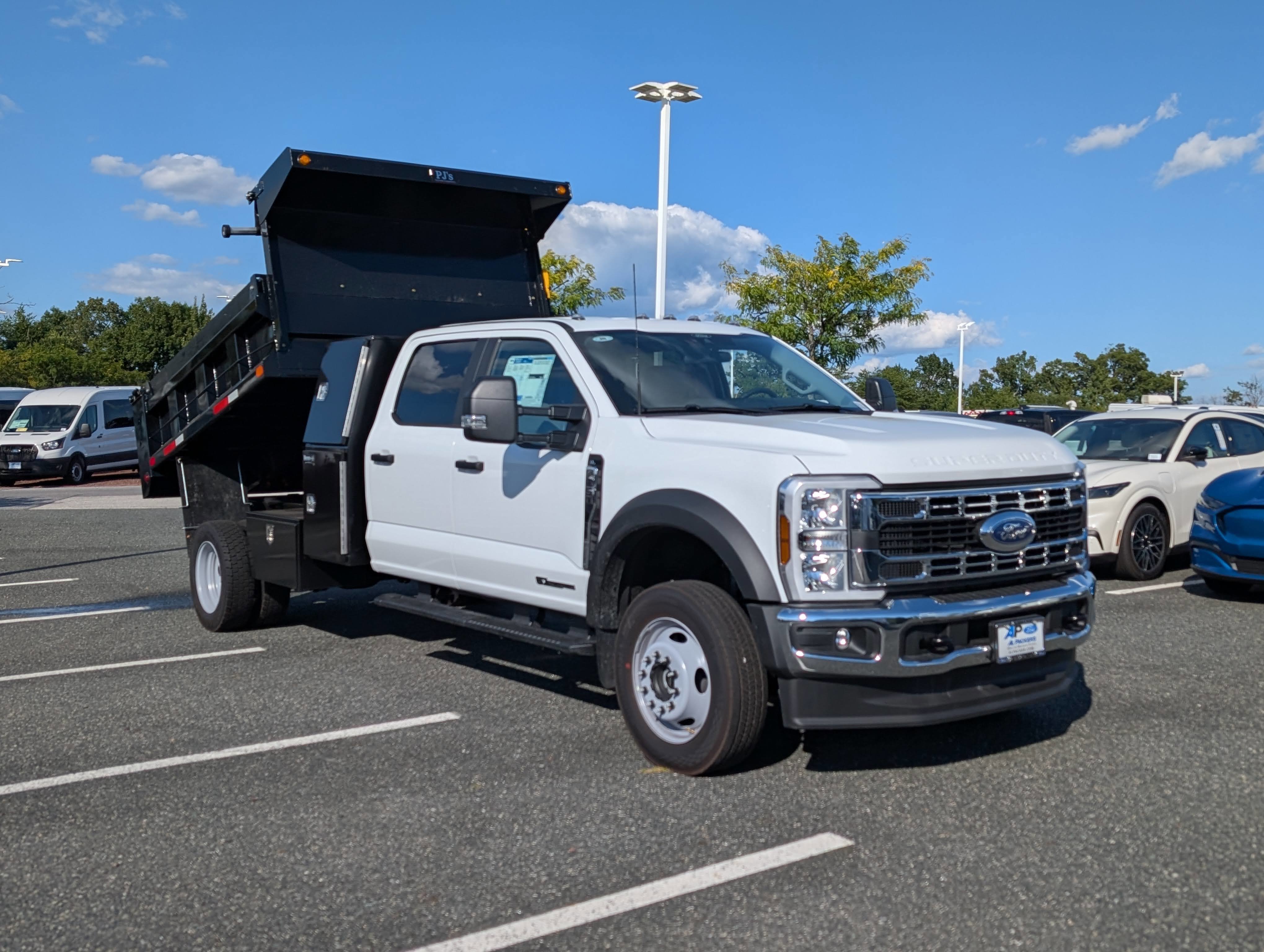 New 2025 Ford F550 4x4 Crew Cab image 6