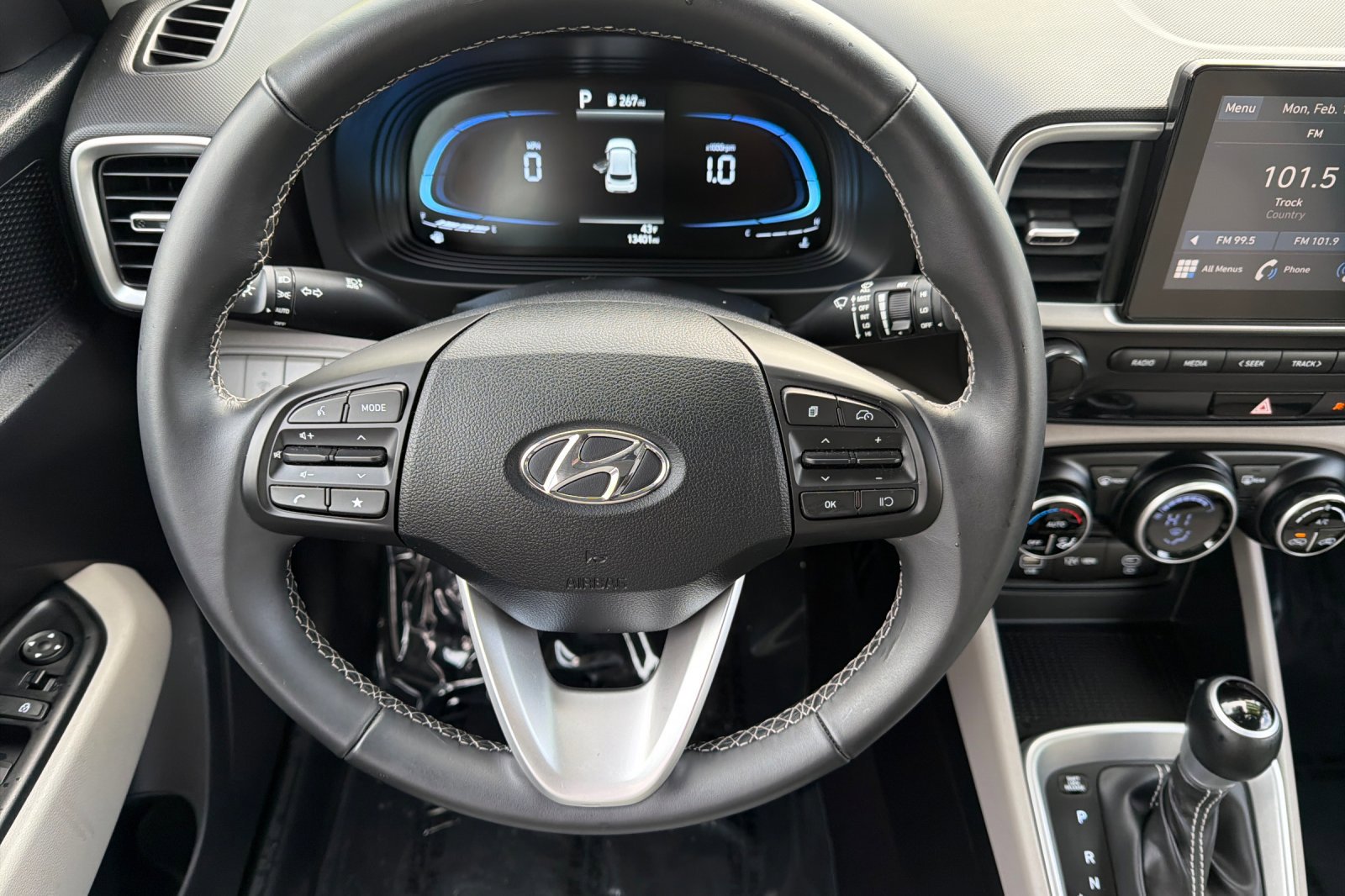 Used 2025 Hyundai Venue SEL image 13
