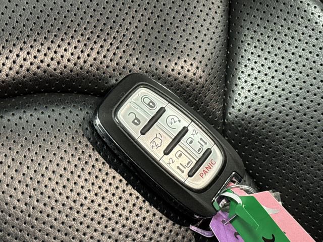 Certified 2025 Chrysler Pacifica Limited image 28