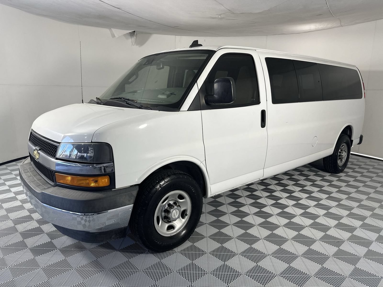 Used 2019 Chevrolet Express 3500 LT w/ LT Preferred Equipment Group RWD image 4